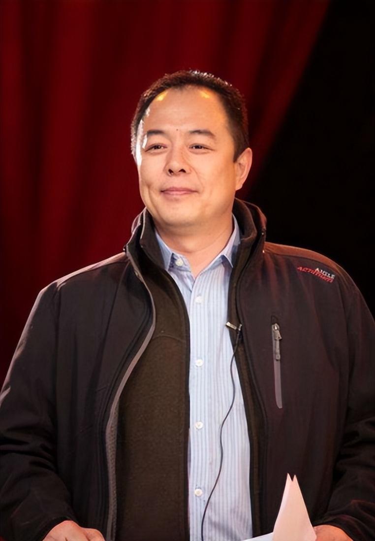 张铁林个人资料 事实证明,英国国籍的他,早已走向另一条大道