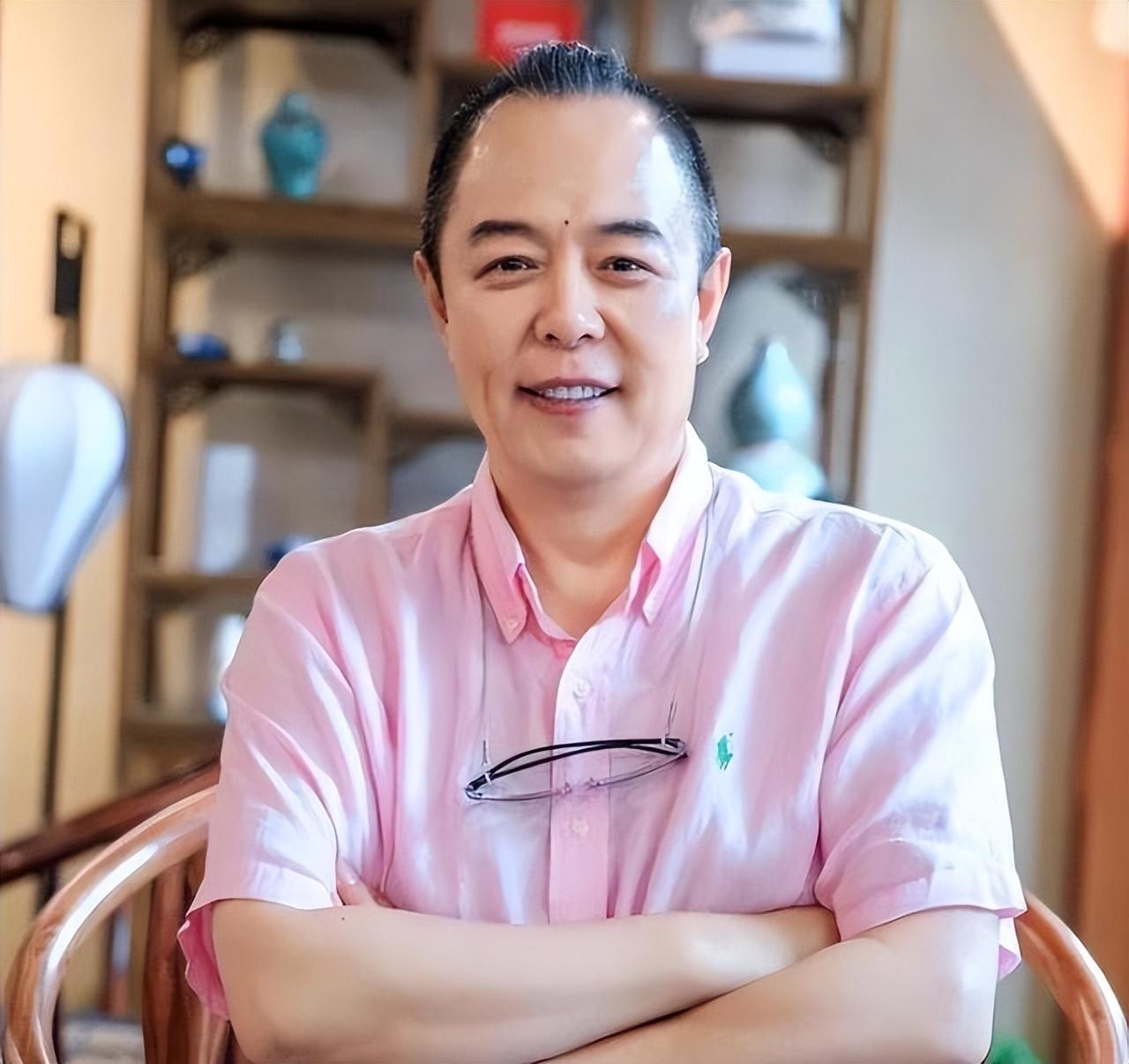 张铁林个人资料 事实证明,英国国籍的他,早已走向另一条大道