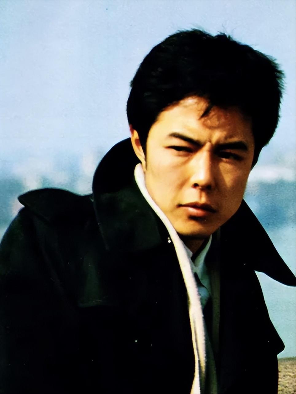 张铁林个人资料 事实证明,英国国籍的他,早已走向另一条大道