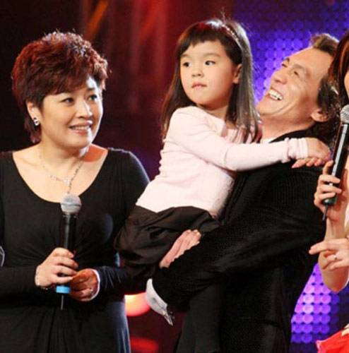 哈文现在老公是谁(春晚导演哈文:丈夫李咏病逝三年没有再嫁)