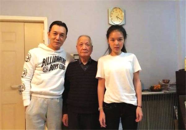 哈文现在老公是谁(春晚导演哈文:丈夫李咏病逝三年没有再嫁)