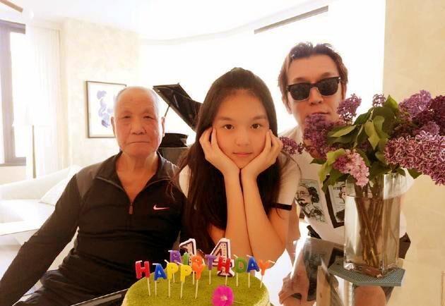 哈文现在老公是谁(春晚导演哈文:丈夫李咏病逝三年没有再嫁)