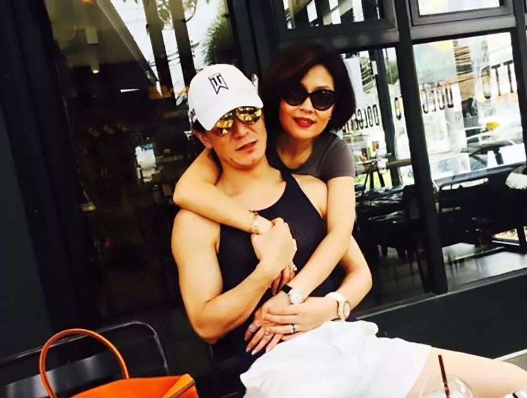 哈文现在老公是谁(春晚导演哈文:丈夫李咏病逝三年没有再嫁)