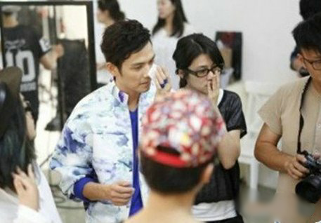 钟汉良的妻子是谁啊(钟汉良的隐婚妻子谢易烨,知名设计师,不老男神霸屏背后的贤内助)