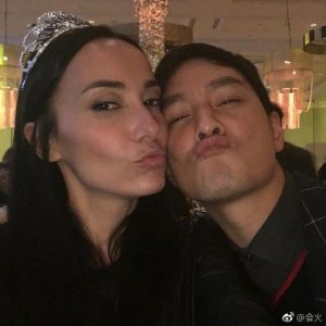 ​吴彦祖老婆是谁(吴彦祖为妻庆生狂秀恩爱，遭网友深扒原来妻子大有来头！)