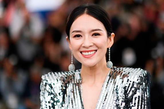 章子怡给儿子剃头