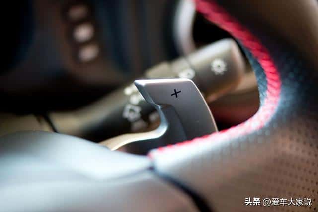 下坡路自动挡车咋开(下坡自动挡的车怎么开比较好)