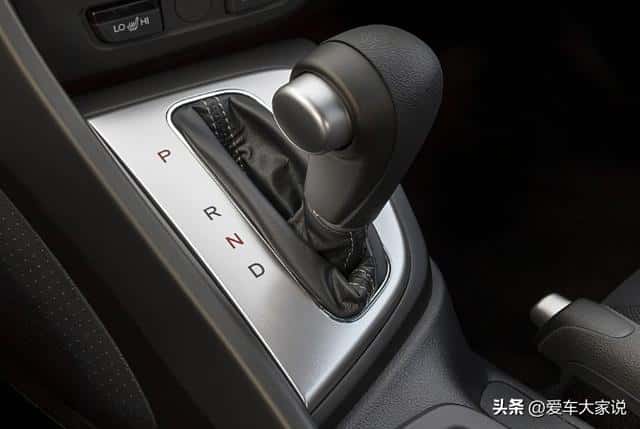 下坡路自动挡车咋开(下坡自动挡的车怎么开比较好)