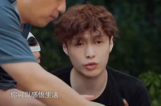 张艺兴真实素颜照流出，皮肤松弛，仪态全无，29岁就疲态尽显