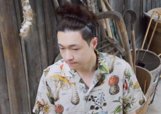 张艺兴真实素颜照流出，皮肤松弛，仪态全无，29岁就疲态尽显