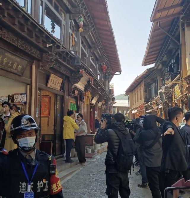 张歆艺袁弘夫妇录综艺，牵手搂肩秀恩爱，与窦骁何超莲PK谁最甜