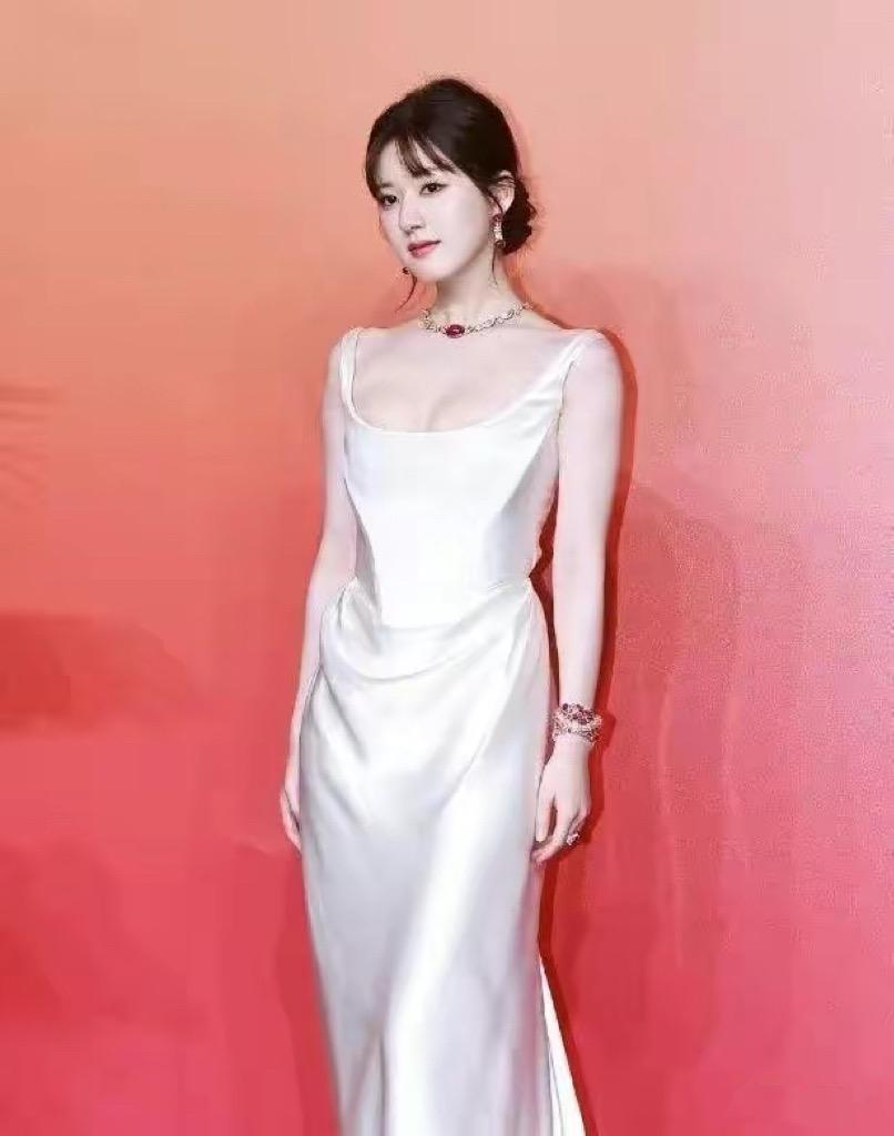 赵露思终于突破自我，穿“滑溜裙”秀出好身材，越来越有女人味