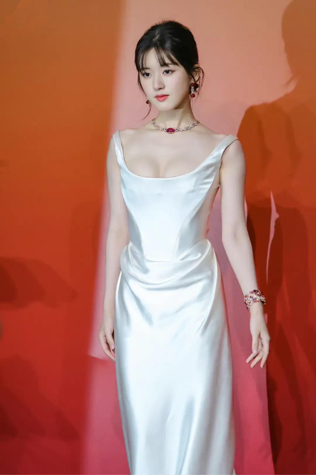 赵露思终于突破自我，穿“滑溜裙”秀出好身材，越来越有女人味