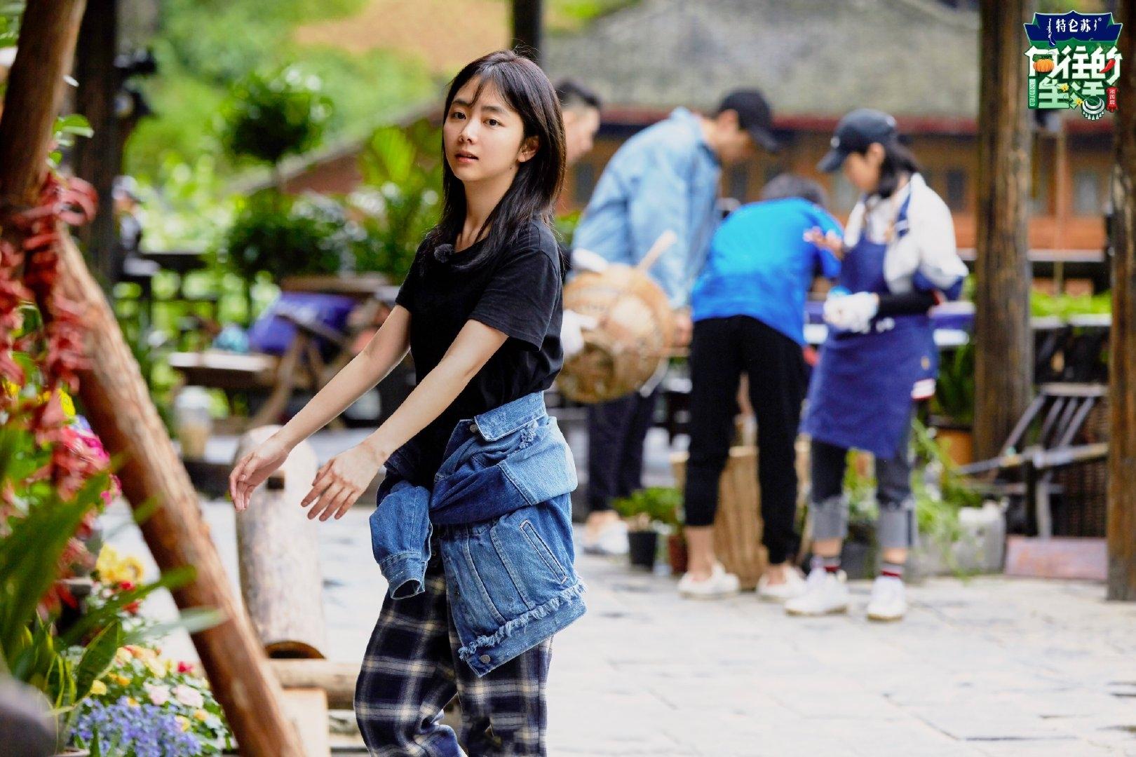 谭松韵才是真少女！《向往》同框18岁张子枫，大11岁少女感却不输