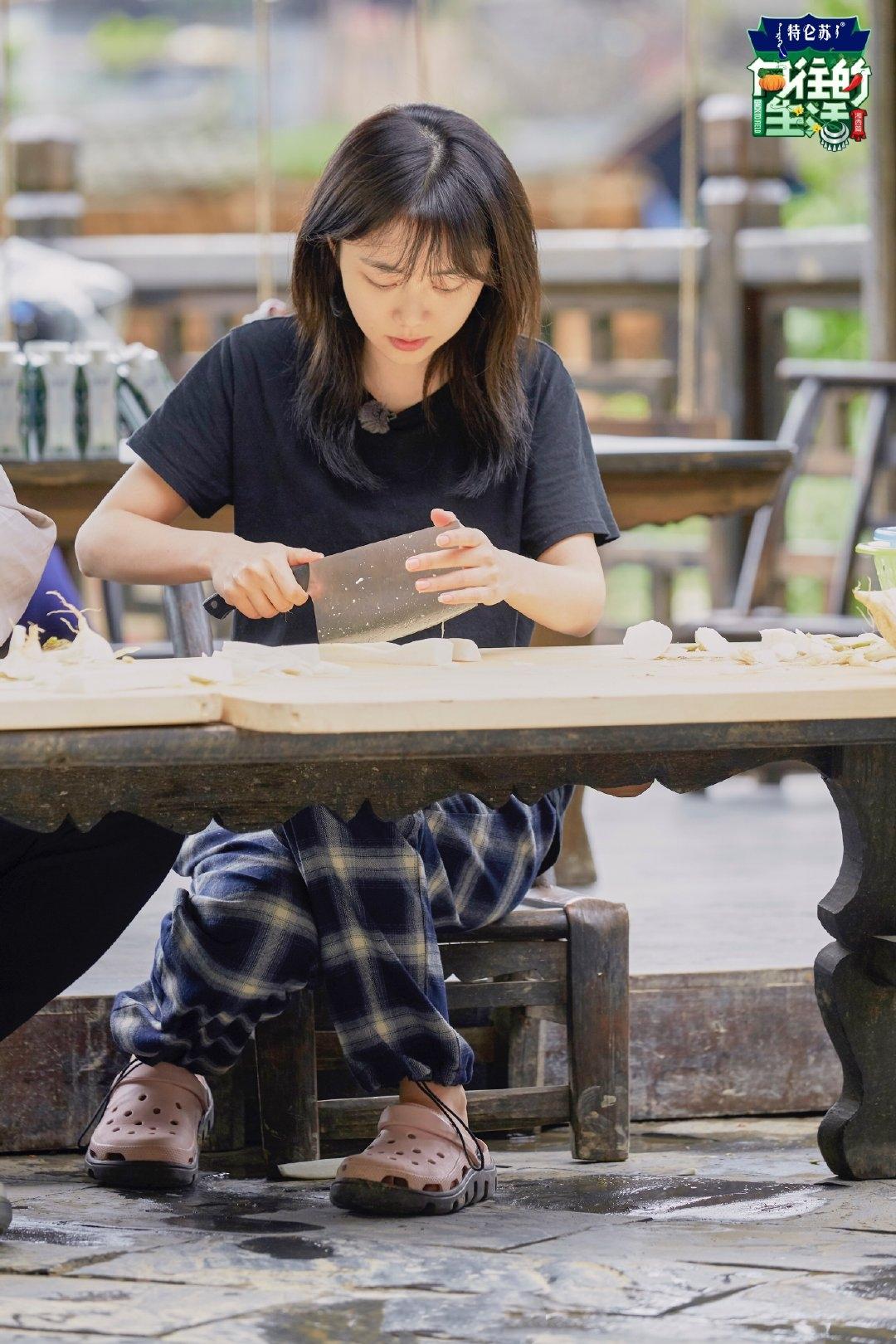 谭松韵才是真少女！《向往》同框18岁张子枫，大11岁少女感却不输