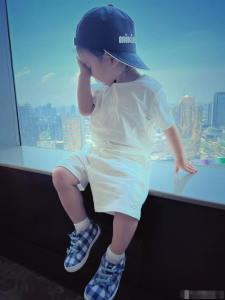 ​44岁王阳罕见晒娃，2岁儿子反戴帽子姿势帅气，软萌可爱神似父亲