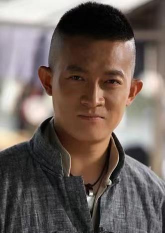杨志刚和郭靖宇的关系 ：哥哥导戏弟弟当主演，捧弟17年只因亏欠