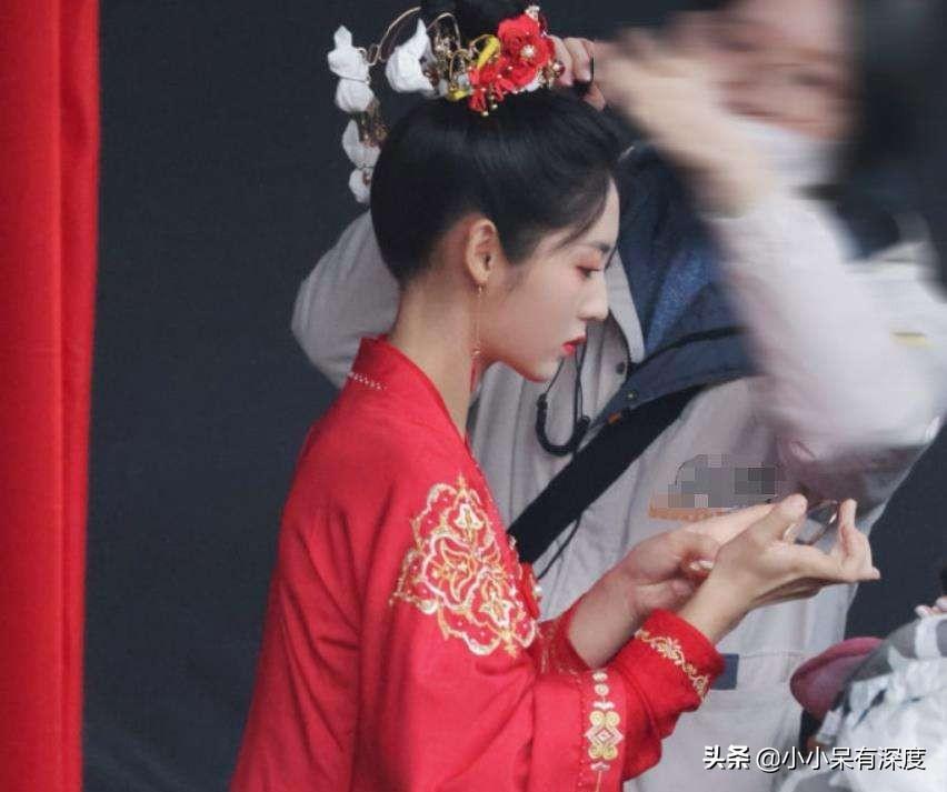 又被邢菲近照美到了，清新气息扑面而来，这身打扮我太喜欢了