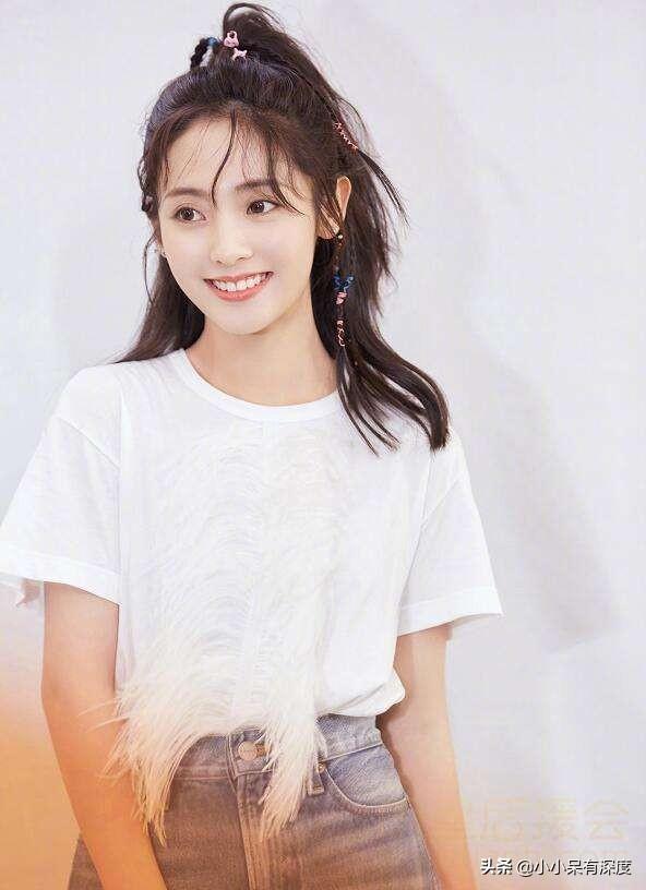 又被邢菲近照美到了，清新气息扑面而来，这身打扮我太喜欢了