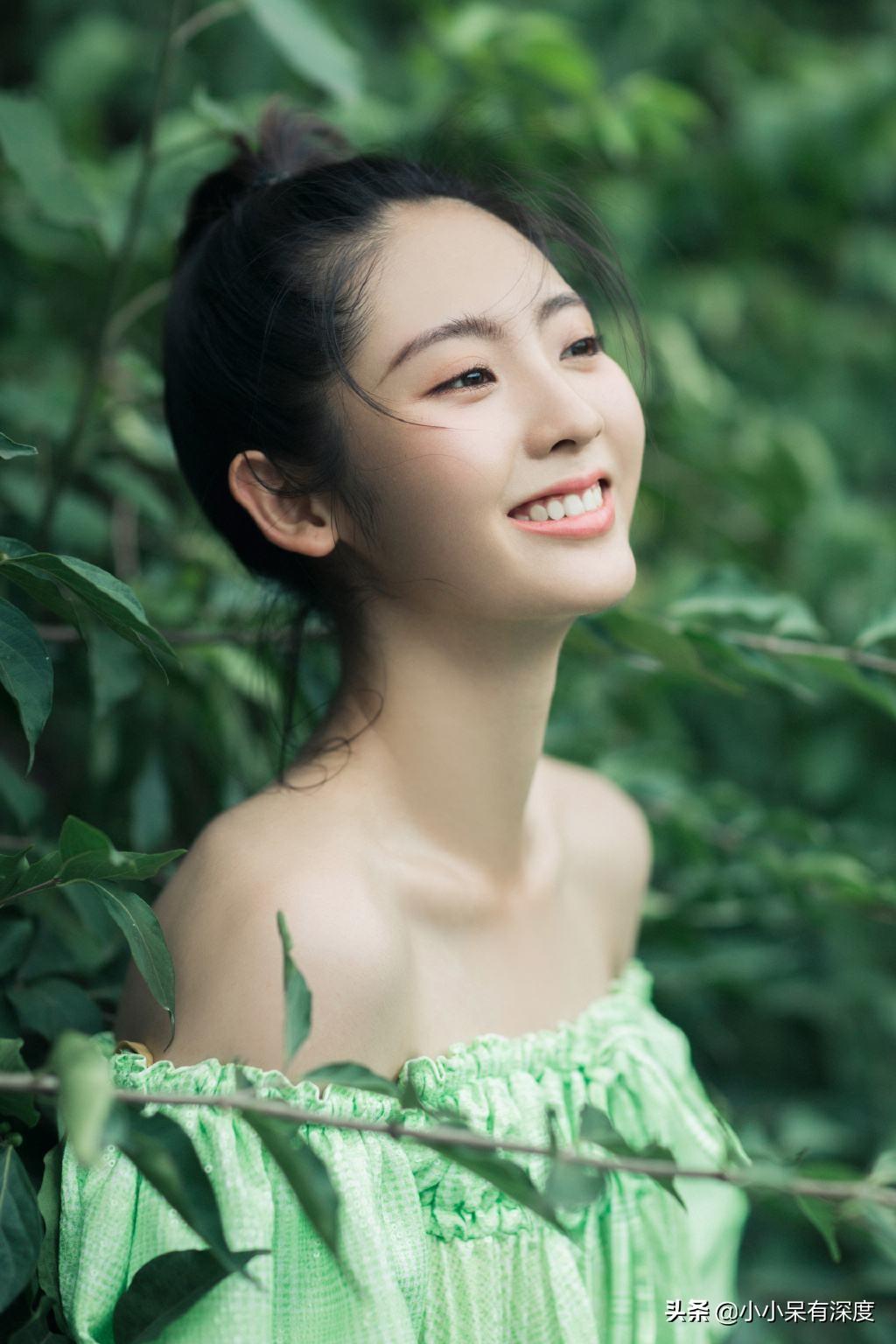 又被邢菲近照美到了，清新气息扑面而来，这身打扮我太喜欢了