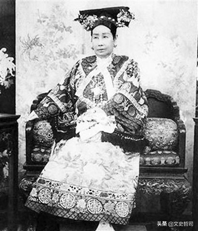 李莲英为何能全身而退？死前自己总结了十六个字，值得深思