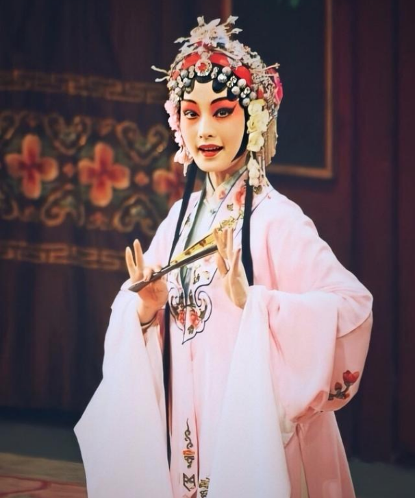 被国家秘密培养的闺门旦李沁，为何弃戏做演员？