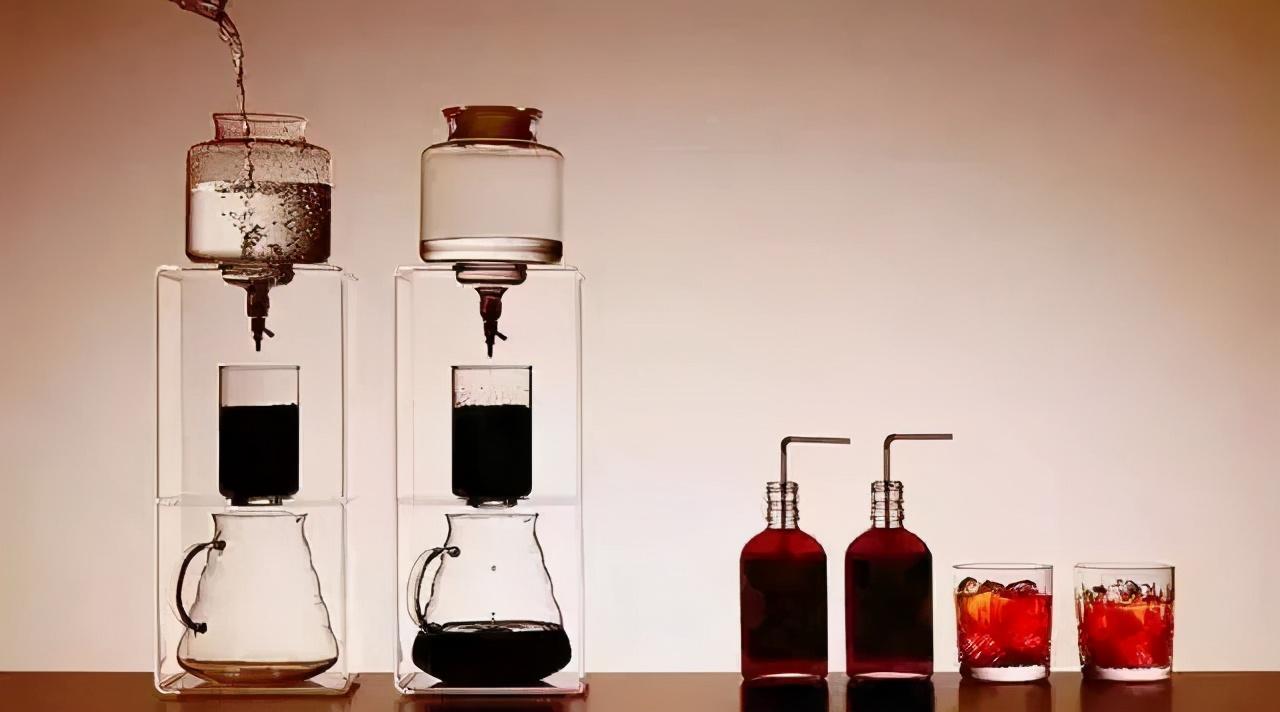 冰美式咖啡怎么做(冰美式就是黑咖啡加冰吗)