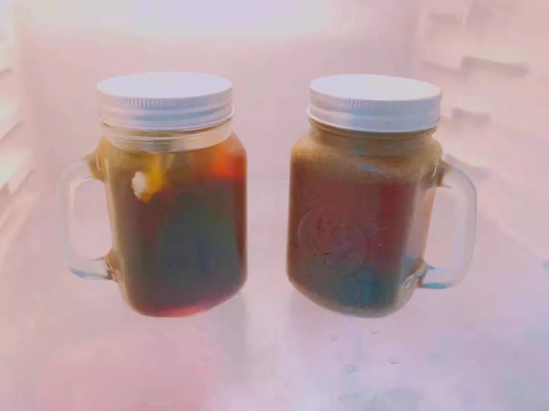 冰美式咖啡怎么做(冰美式就是黑咖啡加冰吗)