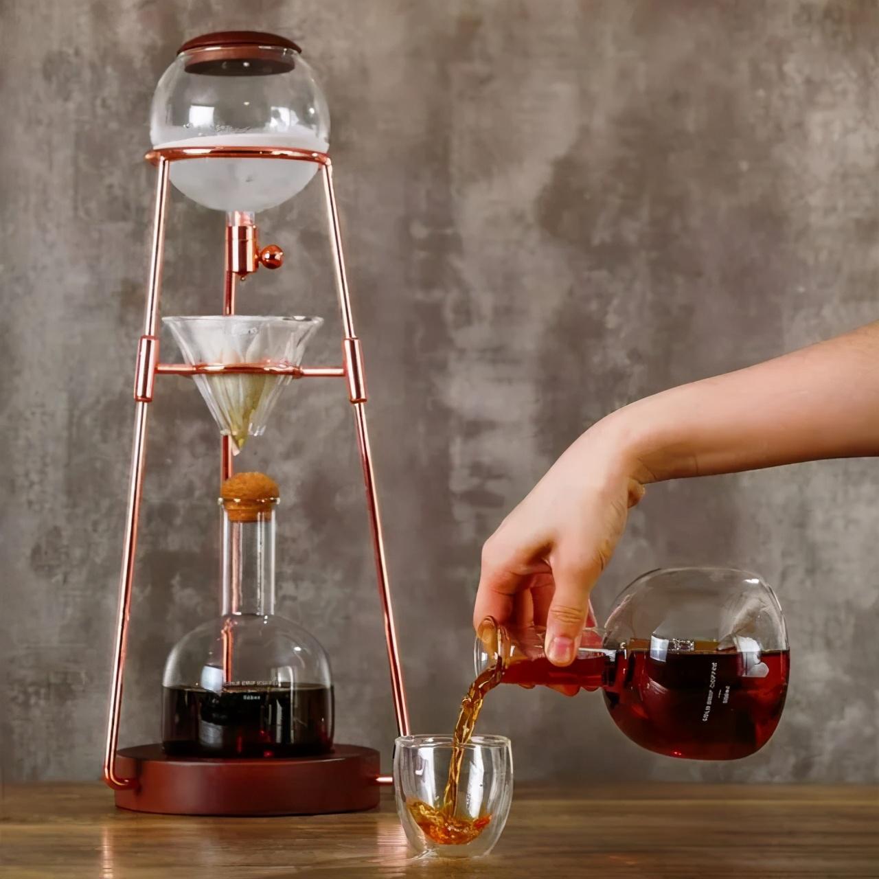 冰美式咖啡怎么做(冰美式就是黑咖啡加冰吗)