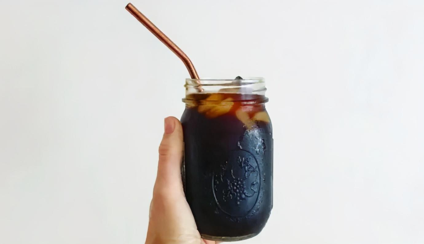 冰美式咖啡怎么做(冰美式就是黑咖啡加冰吗)