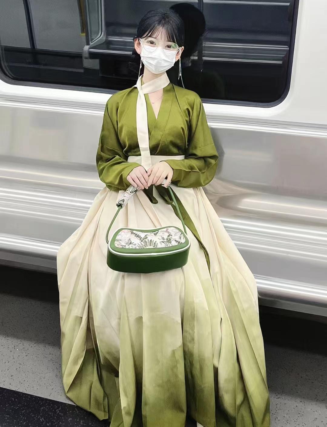 马面裙怎么搭配日常衣服(百褶裙搭配什么上衣好看)