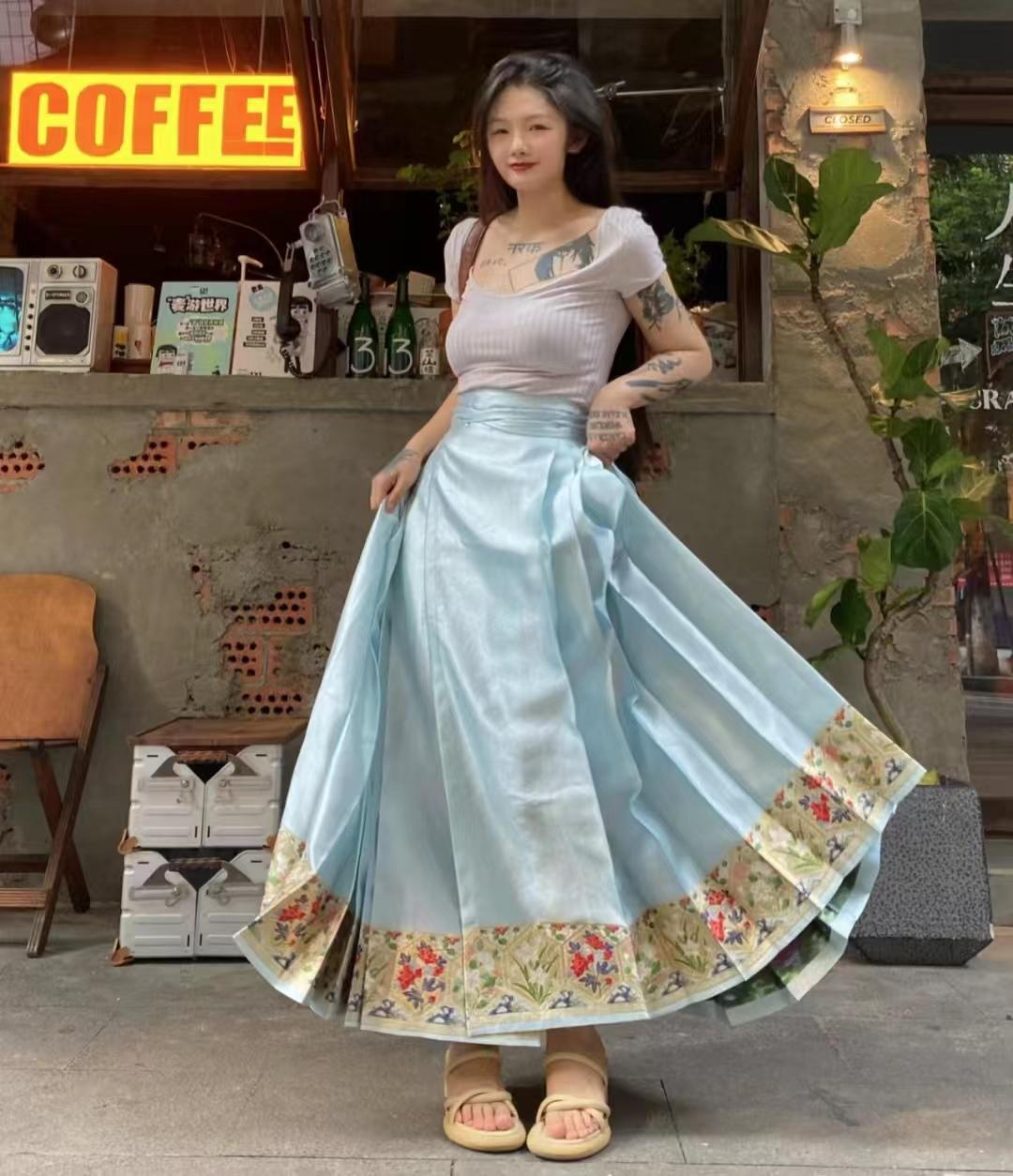 马面裙怎么搭配日常衣服(百褶裙搭配什么上衣好看)