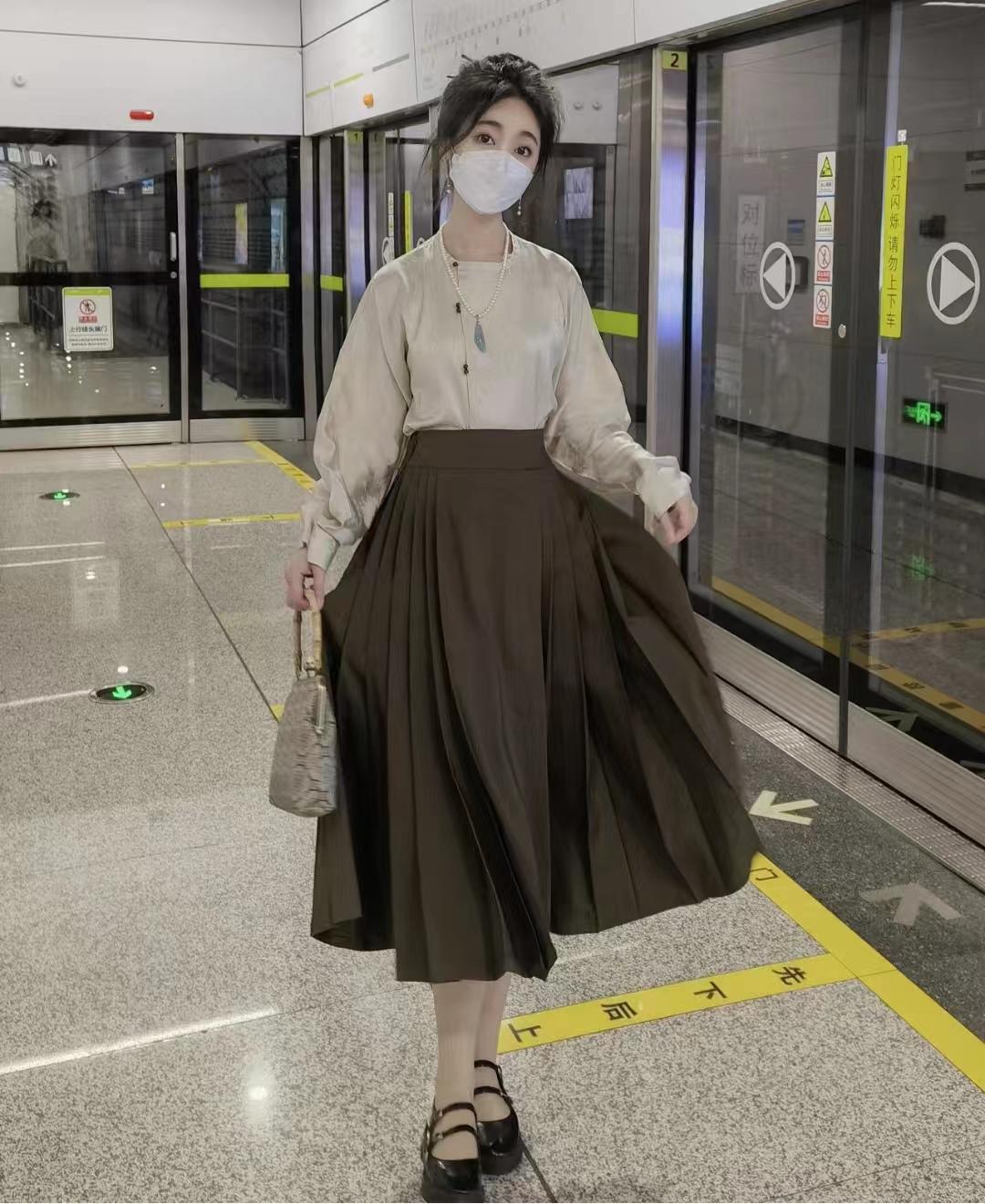 马面裙怎么搭配日常衣服(百褶裙搭配什么上衣好看)