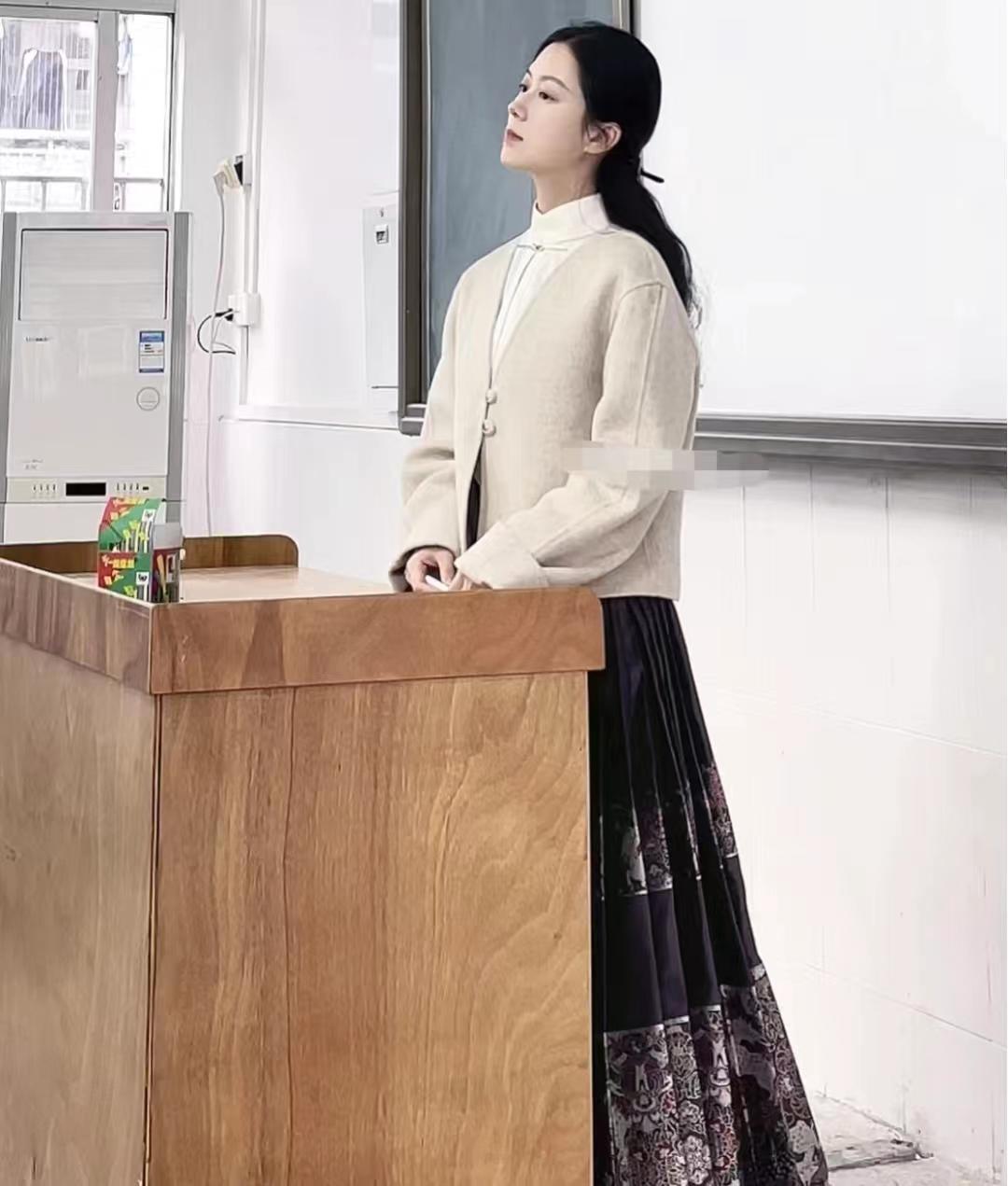 马面裙怎么搭配日常衣服(百褶裙搭配什么上衣好看)