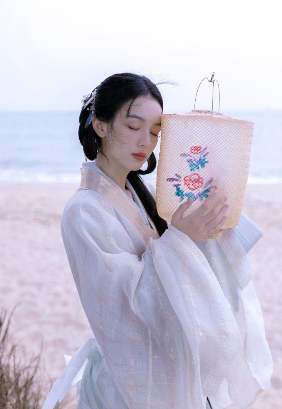 女星周也的俏丽古装扮相，如出水芙蓉般美丽