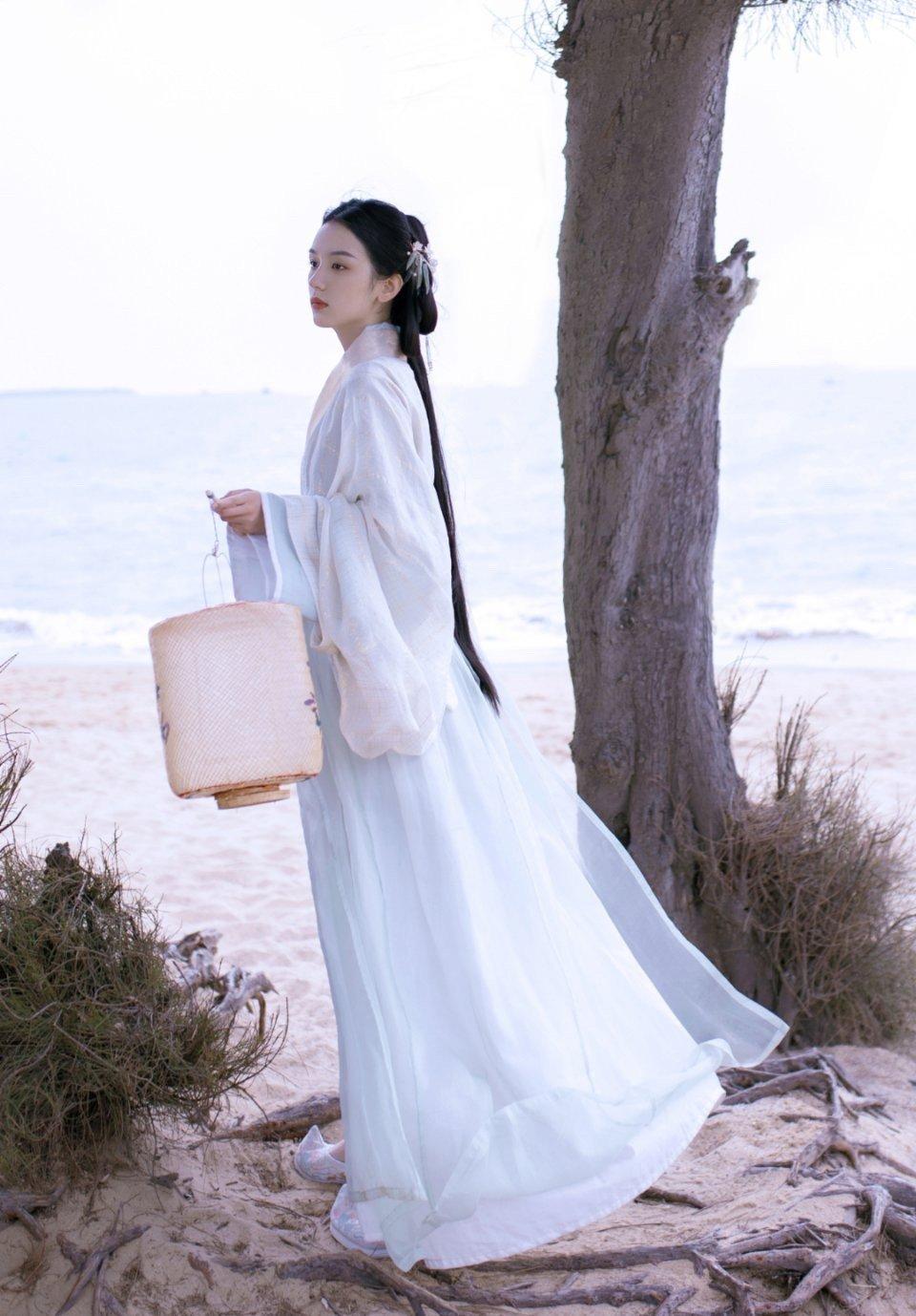 女星周也的俏丽古装扮相，如出水芙蓉般美丽