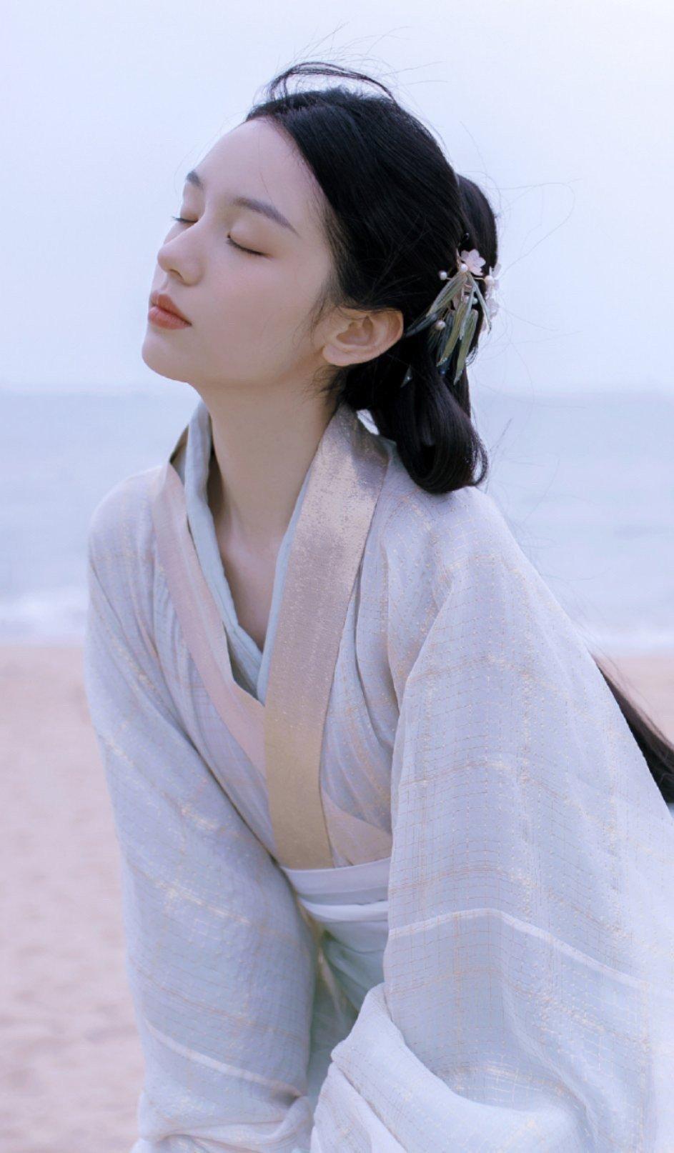 女星周也的俏丽古装扮相，如出水芙蓉般美丽