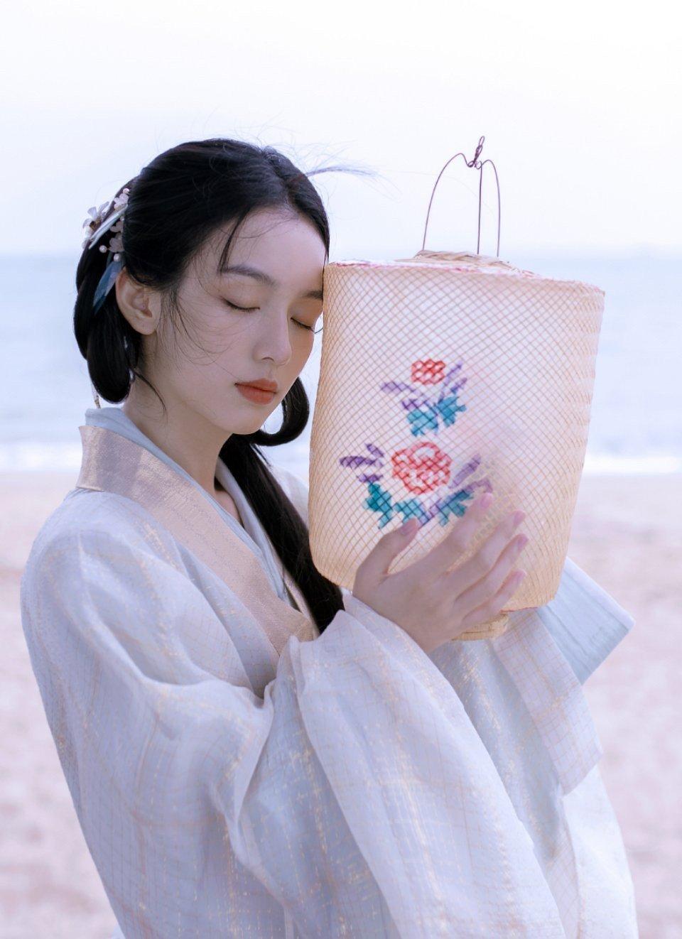 女星周也的俏丽古装扮相，如出水芙蓉般美丽