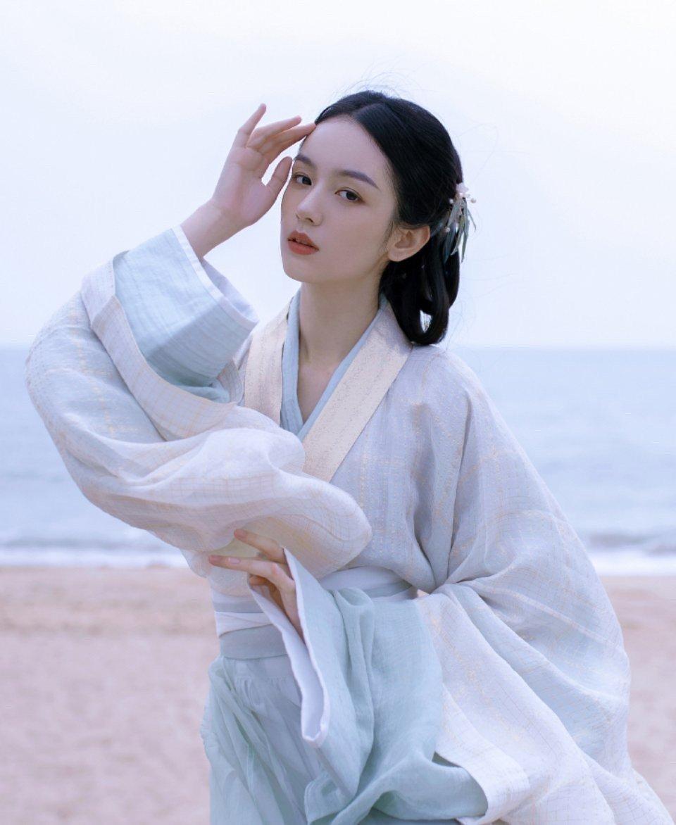 女星周也的俏丽古装扮相，如出水芙蓉般美丽