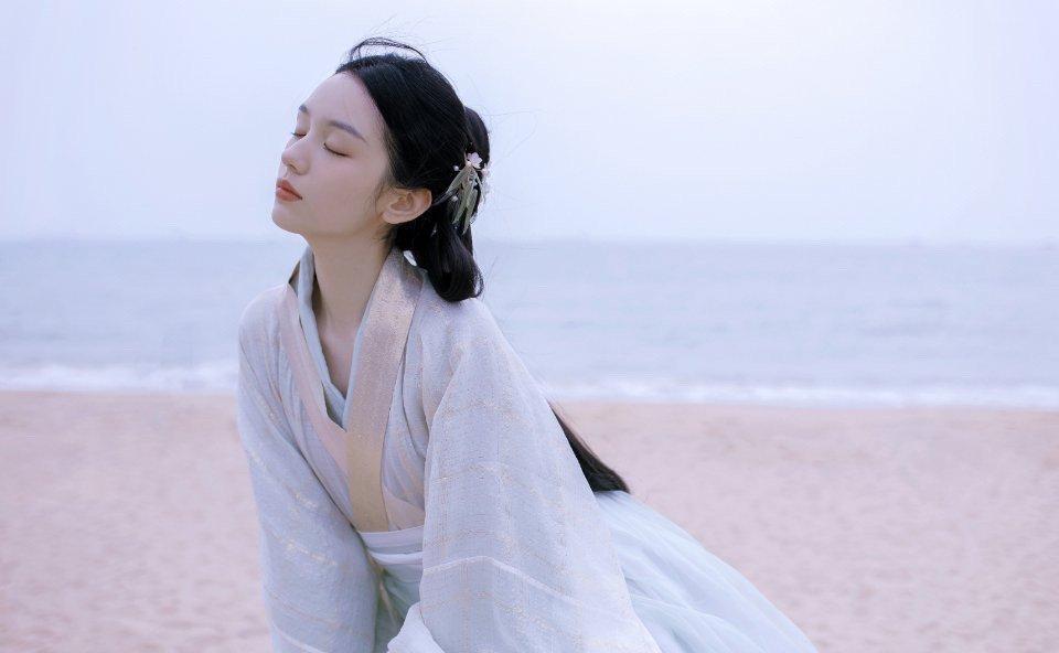 女星周也的俏丽古装扮相，如出水芙蓉般美丽