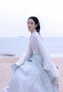 ​女星周也的俏丽古装扮相，如出水芙蓉般美丽