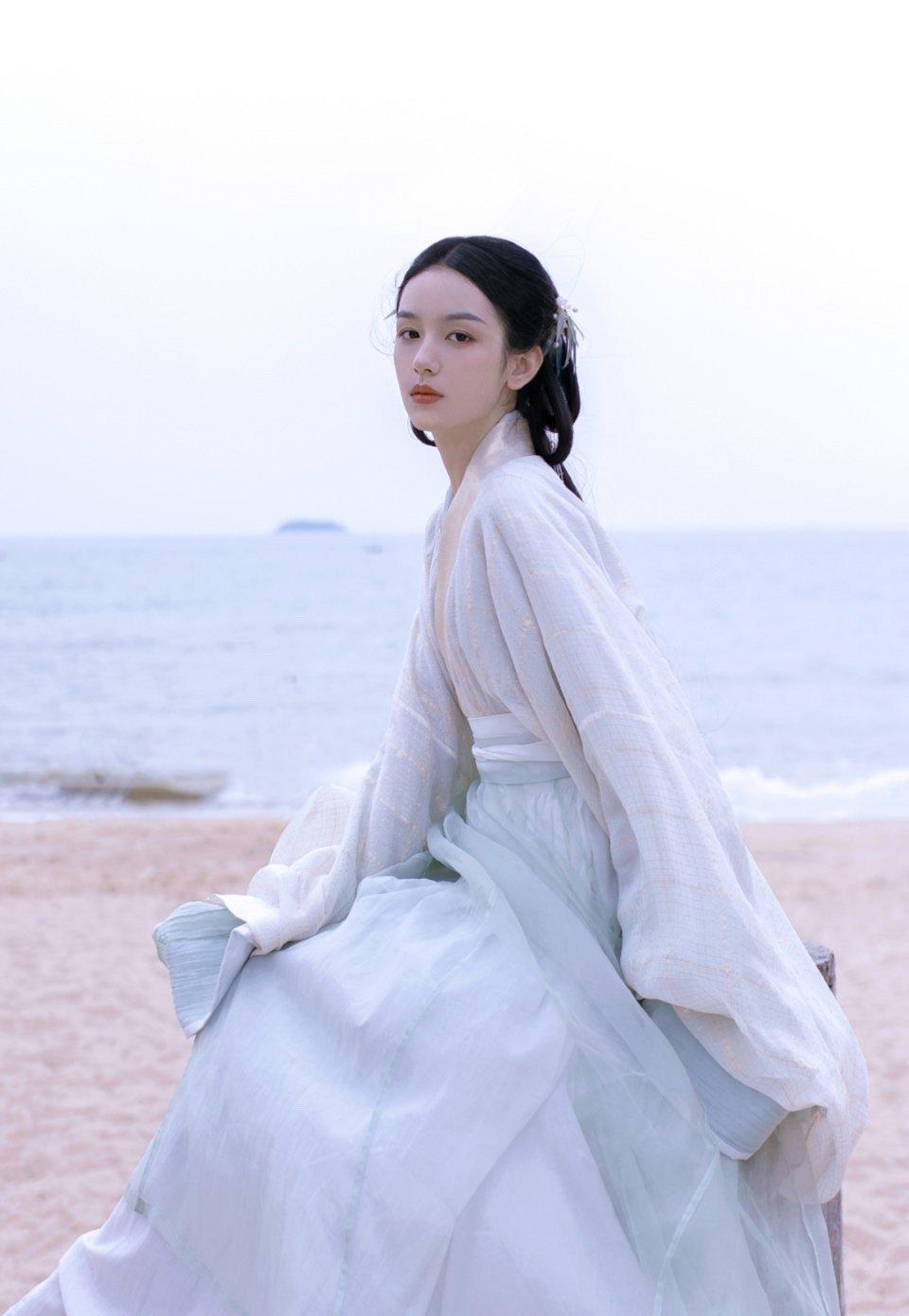 女星周也的俏丽古装扮相，如出水芙蓉般美丽