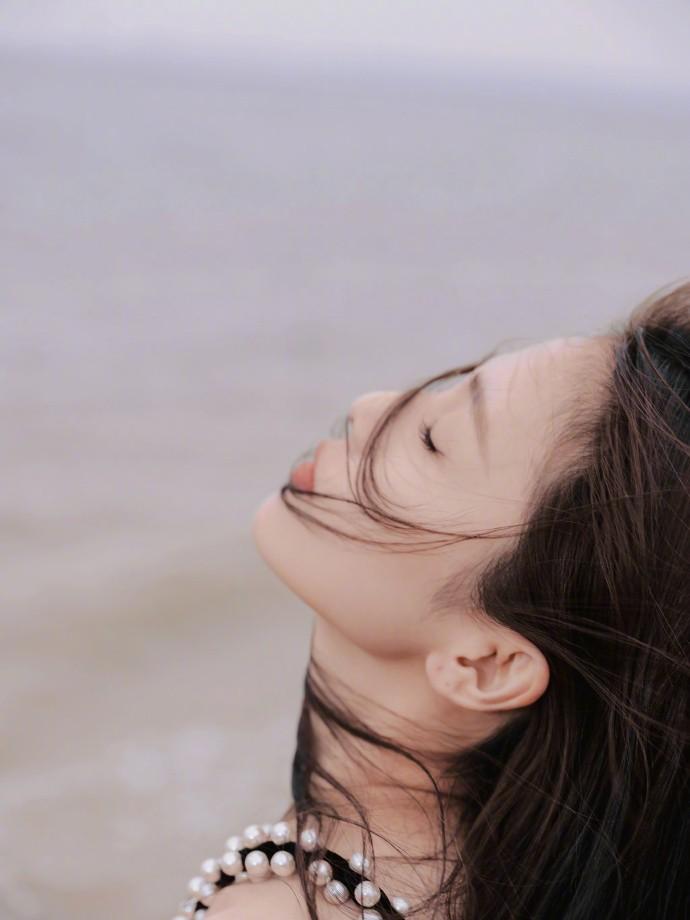 7岁白鹿太美了！海边玫瑰大片性感迷人，网友：这就是玫瑰姑娘呀"