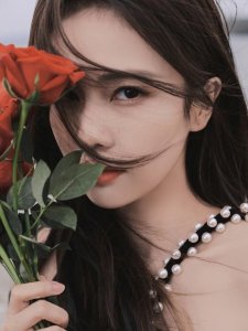 ​27岁白鹿太美了！海边玫瑰大片性感迷人，网友：这就是玫瑰姑娘呀