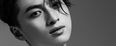 ​额头宽适合什么发型男