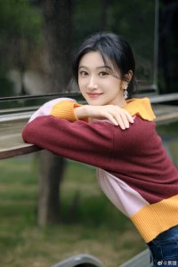 ​景甜穿彩色针织衫甜美可爱 笑容温暖治愈