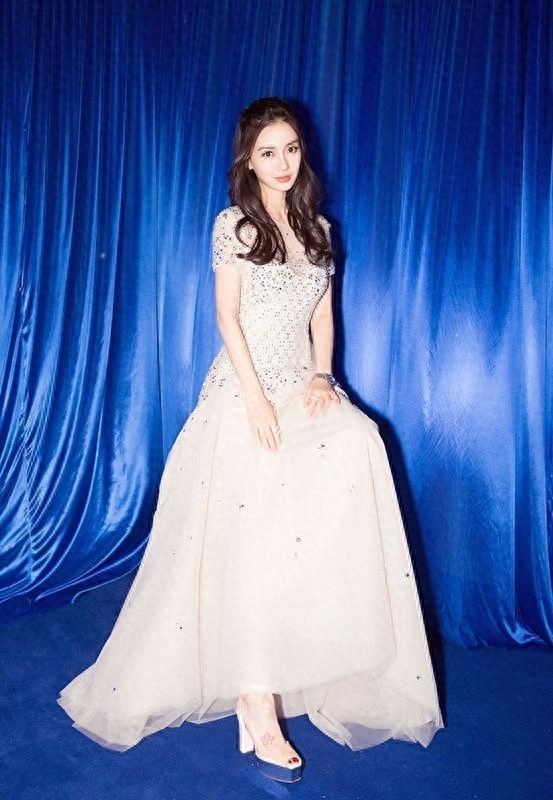 六位女明星展露身上纹身，杨幂赵丽颖杨颖，谁的纹身最抢镜？