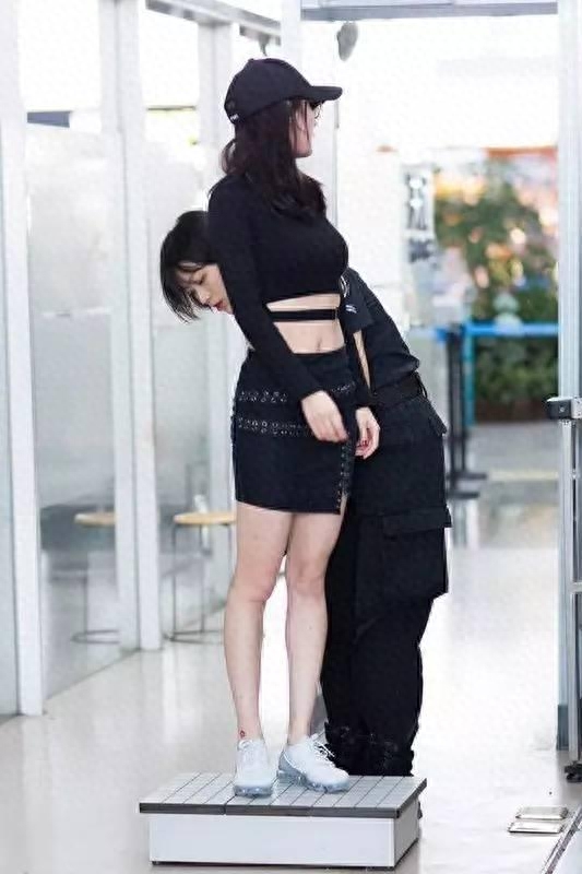六位女明星展露身上纹身，杨幂赵丽颖杨颖，谁的纹身最抢镜？