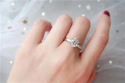 ​左手中指戴戒指的女生肯定就是在恋爱吗？左手中指戴戒指女什么意思？