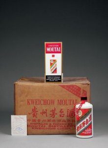 ​2000年的茅台连瓶的重量_2000年整箱茅台酒什么样